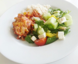 RECEPT: Mexikanska gratinerade biffar i tomatsalsa – med ris och sallad