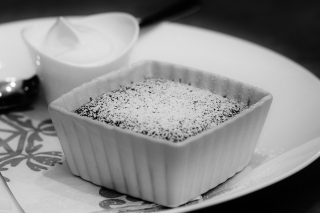 Varm "mockafondant" med kaffe och choklad i svart/vitt