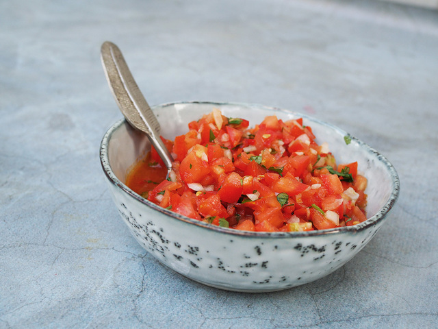 Hemmagjord salsa med solmogna tomater