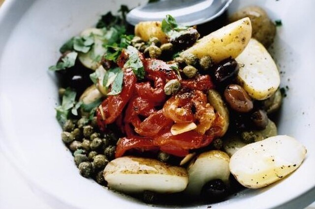 Potatissallad med oliver, kapris och grillad paprika
