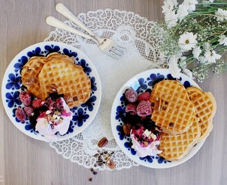 The Waffle Day // Glutenfree Proteinrich Waffles w Bluberry Sauce