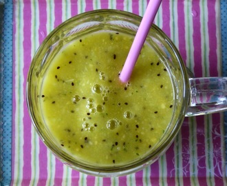 Grön smoothie med mango, kiwi och mynta