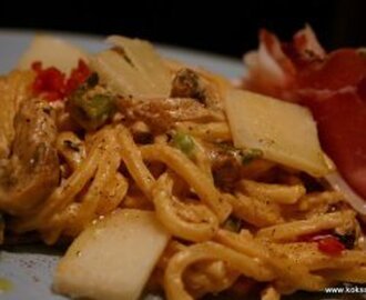 Färsk pasta tagliolini med rustik sås med lite hetta, lufttorkad skinka och parmesan