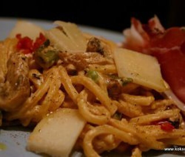 Färsk pasta tagliolini med rustik sås med lite hetta, lufttorkad skinka och parmesan