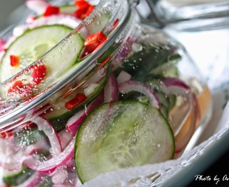 Gurksallad med rödlök och chili