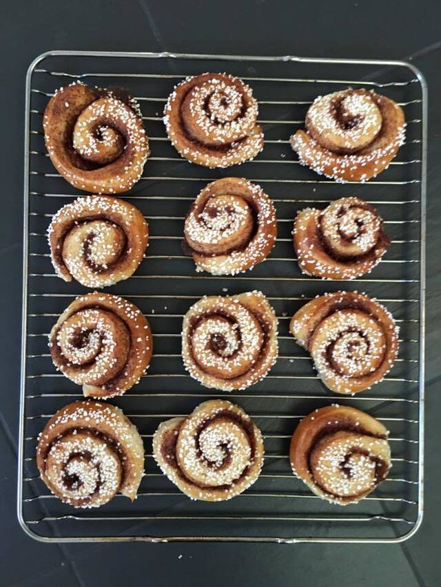 Maffiga kanelbullar med smör, socker och kanel!