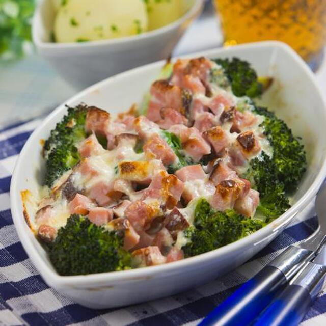 Broccoligratäng med skink- och ostsås