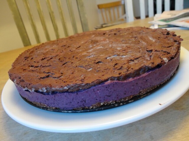 Recept: Raw blåbär-och jordnötscheesecake med banan och choklad