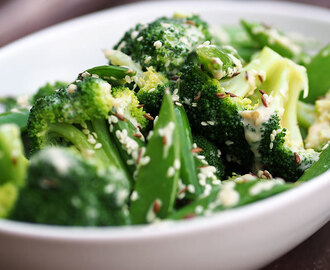 Broccoli- och ärtsallad med sesam och koriander