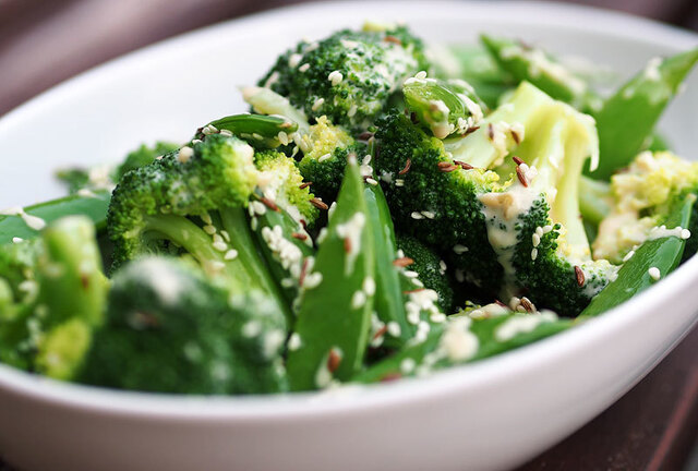 Broccoli- och ärtsallad med sesam och koriander