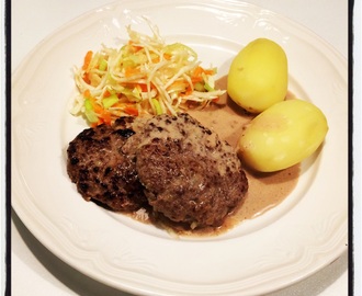 Små parmesanbiffar med lingonsås, vitkålsallad och kokt potatis 14 propoints