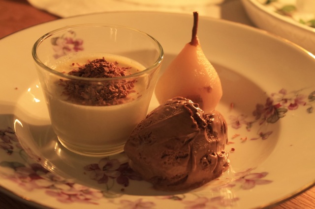 Inkokta gråpäron med pepparmintspannacotta och chokladglass