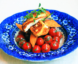 Tomatsallad med grillad sötpotatis och halloumi