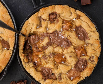 Chocolate chip cookie skillet pie med vaniljfudge