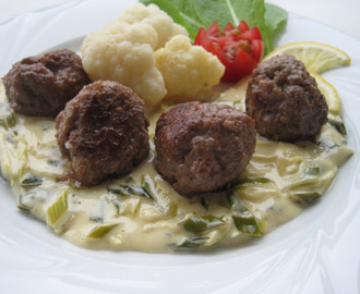 Köttbullar med gräddstuvad purjolök