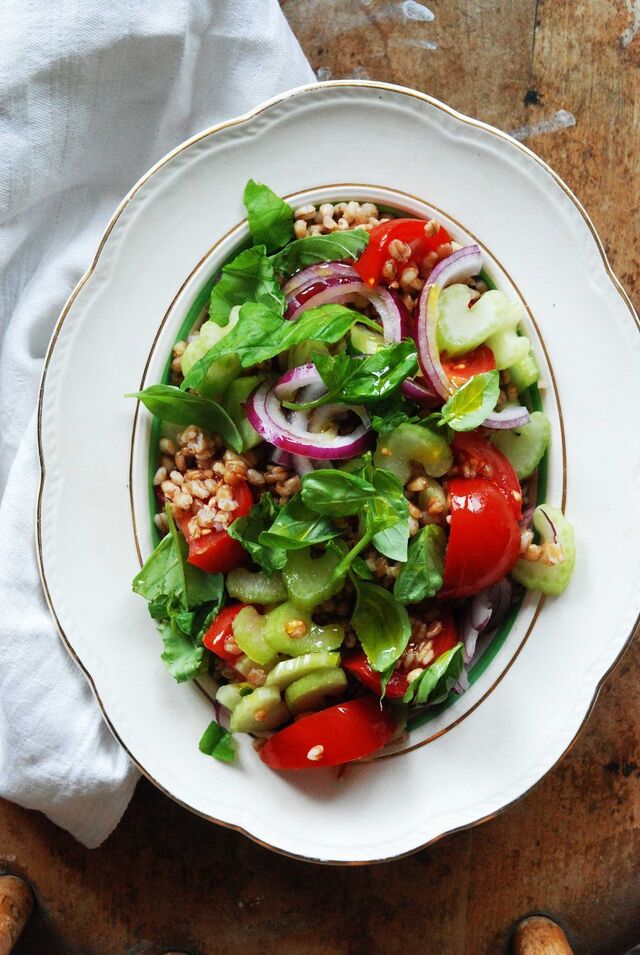 Sallad med matvete, tomat och selleri