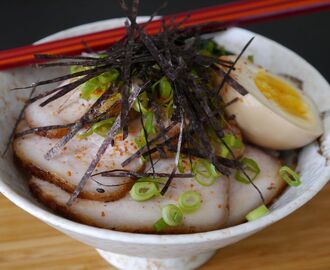 Soyabräserat fläsk på risbädd - Chashu donburi (柔らかチャーシュー丼)