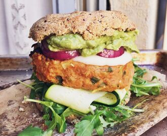 Sötpotatisburgare med glutenfritt hamburgerbröd på mandelmjöl