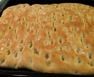 Focaccia med vitlök och rosmarin.