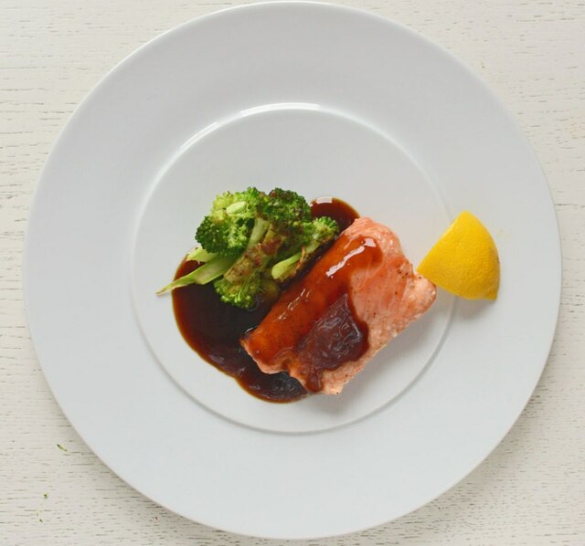 Ugnsbakad lax med snabb teriyakisås och vitlöksfräst broccoli