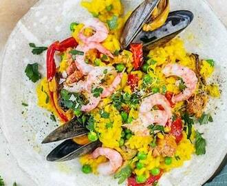 Paella med kryddig korv och färska skaldjur