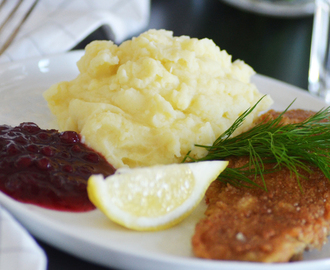 Steksill med potatismos och rårörda lingon