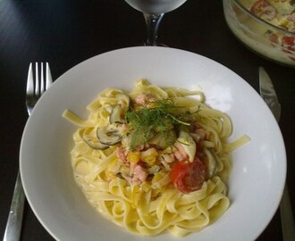 Gräddig tagiatelle med rökt lax, zucchini , paprika & körsbärstomater