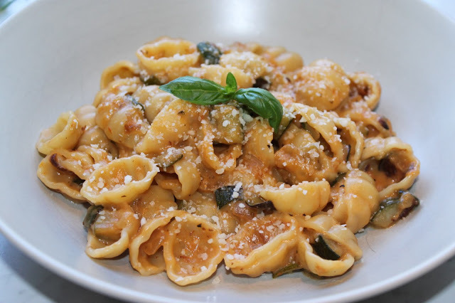 Krämig pasta med zucchini, grädde och pesto