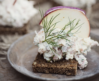 Rökt laxröra med äpple och pepparrot på rågbröd