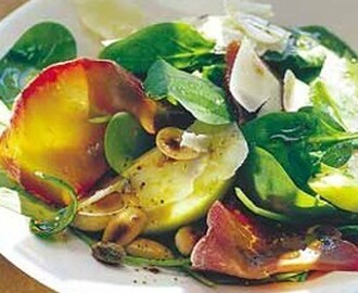 Spenatsallad med äppel, nötter och bresaola