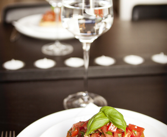 Bruschetta med tomat och basilika