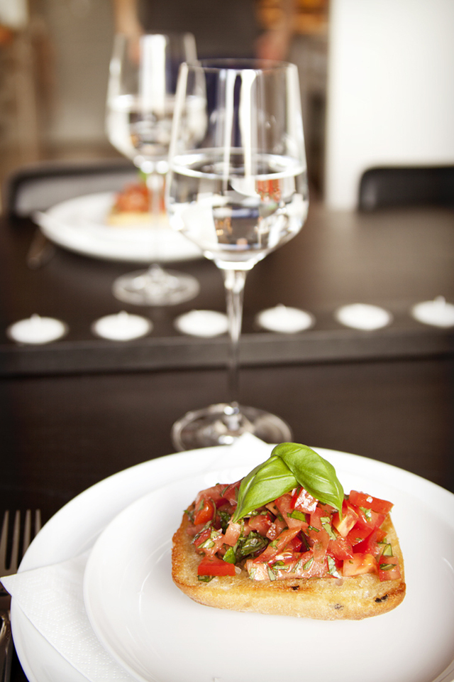 Bruschetta med tomat och basilika