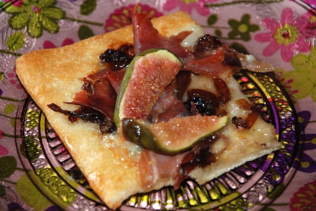 Pizza med gorgonzola, färska fikon och parmaskinka