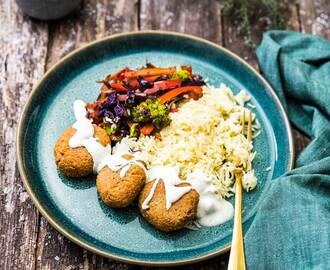 Falafel med vitlöksris och sesamsallad