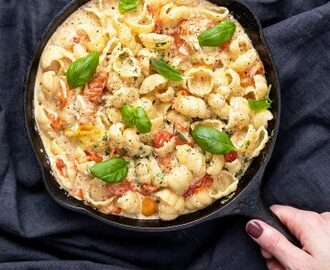 Pasta med gratinerad fetaost och tomat