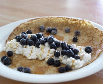 Pannkaka med keso och frysta blåbär