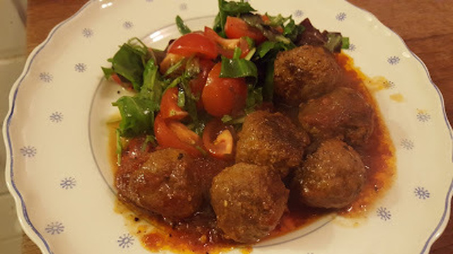Köttbullar i tomatsås och ännu en komplimang från vimsiga mödravården