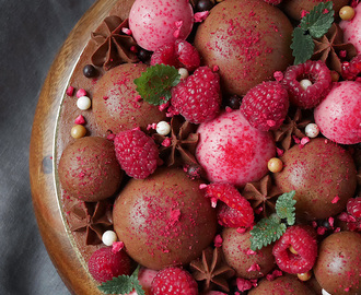 Glutenfri tårta med browniebotten, hallonpannacotta och chokladmousse