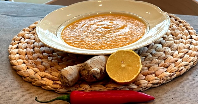Peppande morotssoppa med ingefära och chili