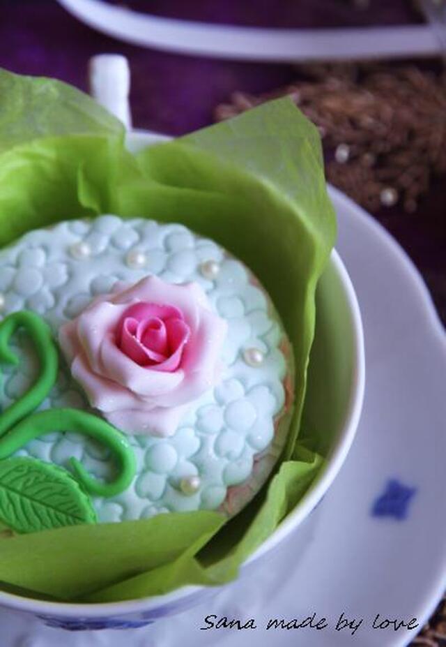 Romantic rose cupcakes.