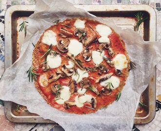 Glutenfri pizza på quinoa- och bovetebotten med sardiner, svamp och mozzarella
