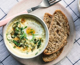 Bakat ägg med parmesan och spenat