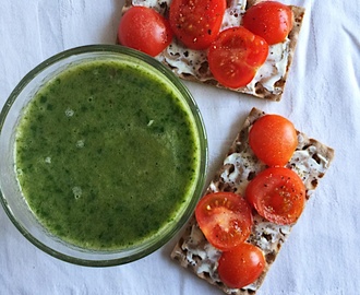 Piggelinfrukost med grön smoothie och glutenfria knäckemackor