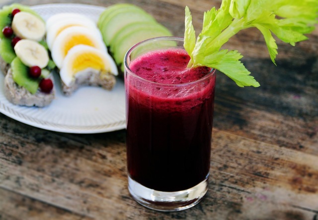 Nybakat Quinoa-Bovete-bröd, Favoritpålägg & Färskpressad Juice