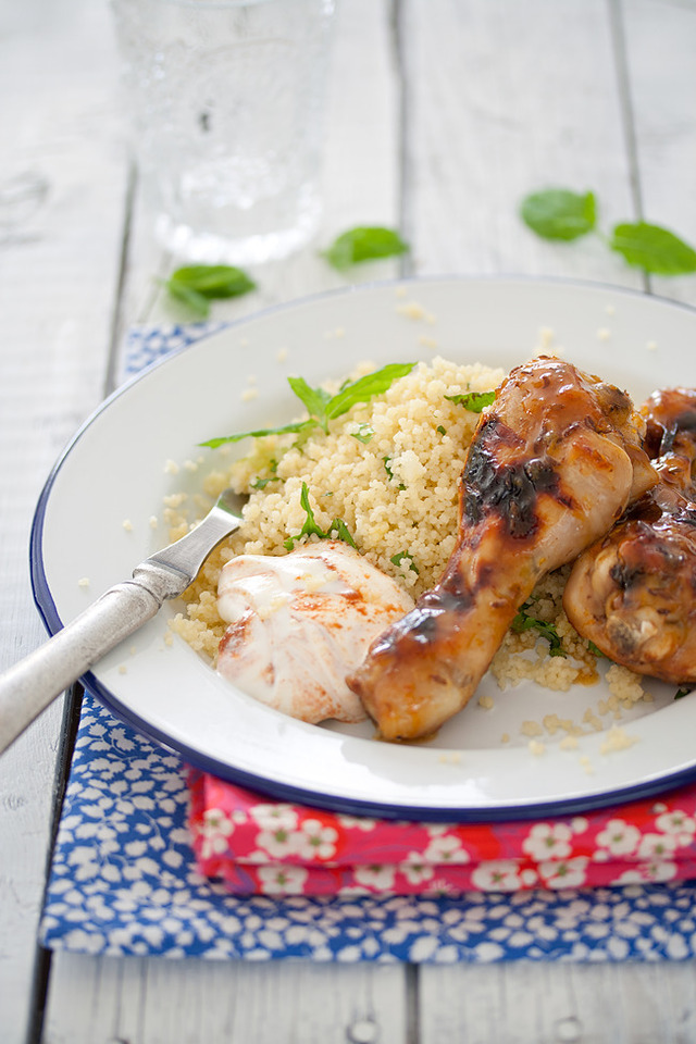 Kycklingklubbor med het citrusglaze och örtig couscous