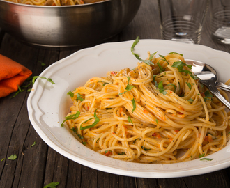 Spagetti med paprika & solrosfrön