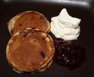 Amerikanska pannkakor med frukt och bär