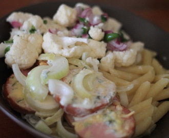 Ugnsbakad falukorv med penne och blomkåls/basilikasallad