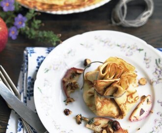 Klassiska pannkakor med stekta äpplen, hasselnötter och citrontimjan