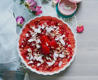 No Food Anxiety! // Strawberry Ice Cream Pie with Coconut Flakes & Pomegranate Seeds